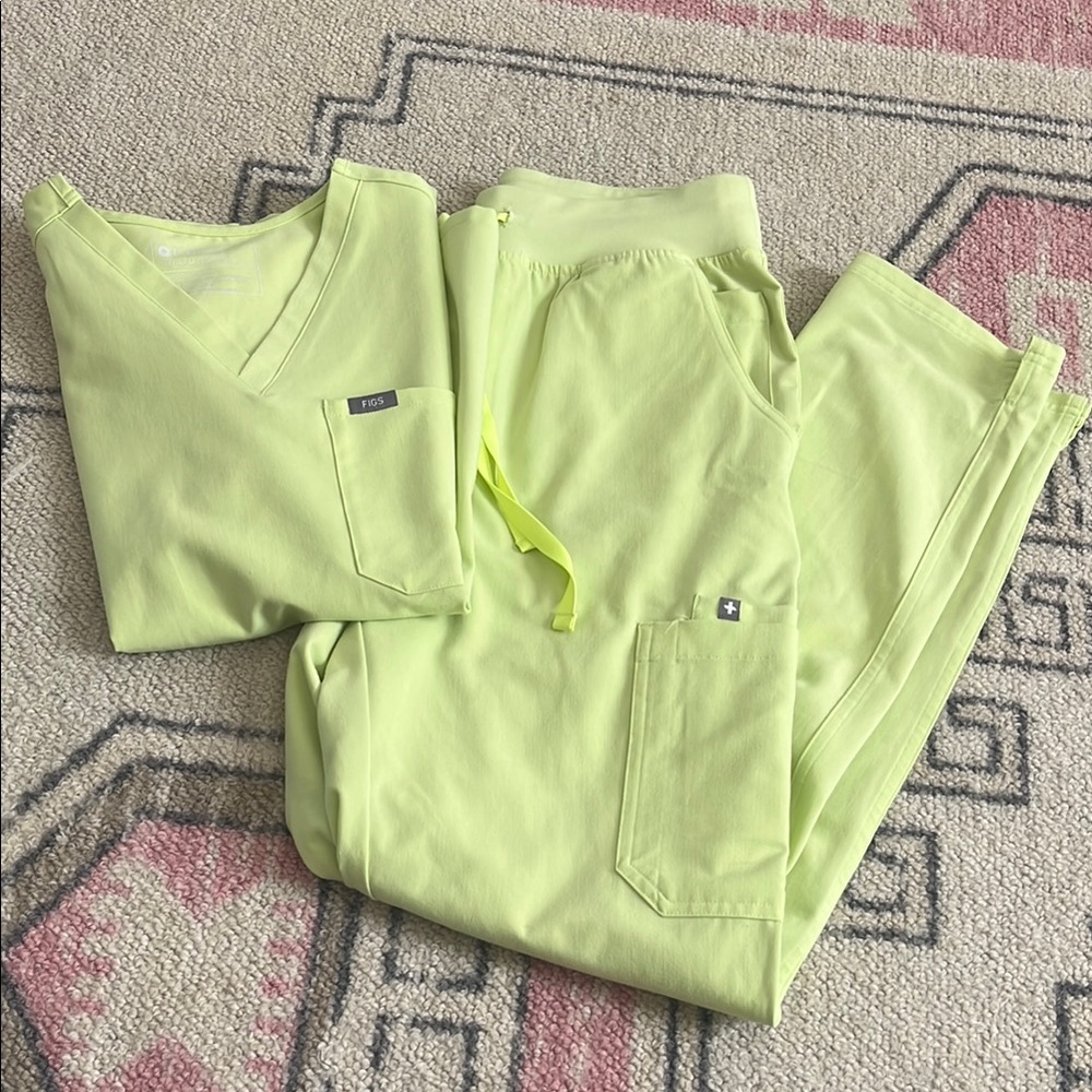 Figs Women's Scrub Set in Light Green